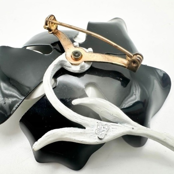 SOLD Vintage Hedy Black / White polka dot enamel flower brooch - Picture 3 of 4